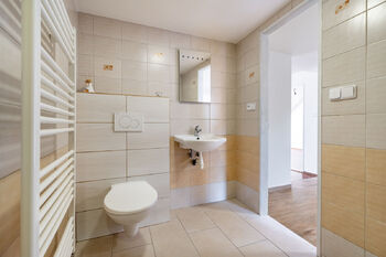 Koupelna s WC - Prodej bytu 3+kk v osobním vlastnictví 61 m², Beroun