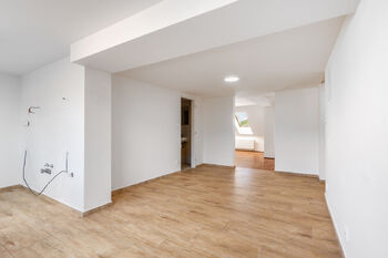 Obývací pokoj s kk - Prodej bytu 3+kk v osobním vlastnictví 61 m², Beroun