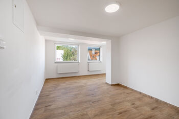 Obývací pokoj s kk - Prodej bytu 3+kk v osobním vlastnictví 61 m², Beroun