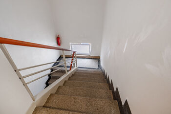 Schodiště v domě - Prodej bytu 3+kk v osobním vlastnictví 61 m², Beroun