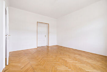 Obývák - pohled od okna  - Prodej bytu 4+kk v osobním vlastnictví 84 m², Praha 4 - Nusle