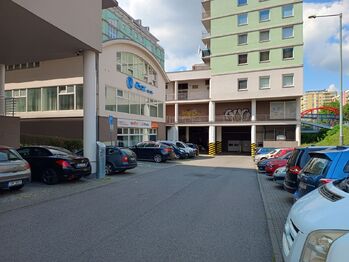 příjezd z ulice Petržílkovy - Pronájem garážového stání 13 m², Praha 5 - Stodůlky