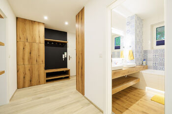 Pohled chodba - Prodej bytu 3+kk v osobním vlastnictví 71 m², Hronov
