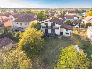 Pohled na dům a zahradu z dronu. - Prodej domu 135 m², Pištín 