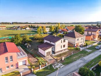Pohled na dům z dronu. - Prodej domu 135 m², Pištín