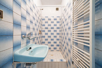 Koupelna v ložnici. - Prodej domu 135 m², Pištín