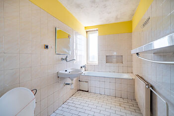 Koupelna ve 2. NP. - Prodej domu 135 m², Pištín