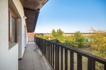 Výhled z vrchního balkonu. - Prodej domu 135 m², Pištín