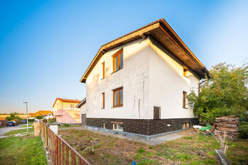 Pohled na dům z ulice. - Prodej domu 135 m², Pištín