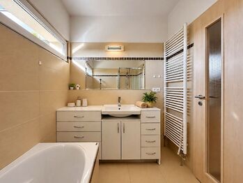 Pronájem domu 183 m², Litvínovice