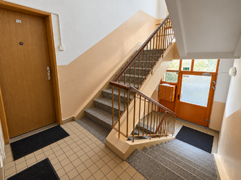 Společná chodba domu + hlavní vstup. - Prodej bytu 3+1 v družstevním vlastnictví 61 m², Teplice