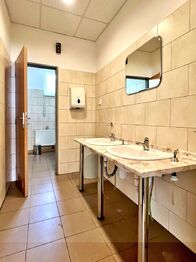 Pronájem kancelářských prostor 1400 m², Horní Jiřetín