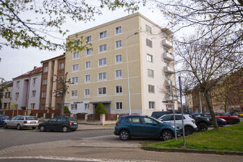 dům z venku - Prodej bytu 3+1 v družstevním vlastnictví 82 m², Plzeň