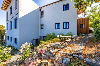 pohled na dům a zahradu zezadu - Pronájem domu 91 m², Praha 4 - Modřany
