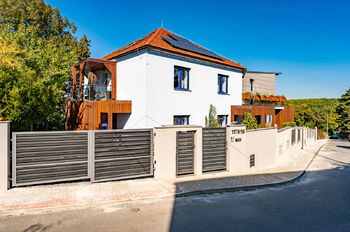 pohled na dům z ulice  - Pronájem domu 91 m², Praha 4 - Modřany