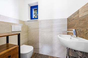 WC s umyvadlem v přízemí domu - Pronájem domu 91 m², Praha 4 - Modřany