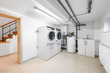 technická místnost v suterénu s pračkou a sušičkou, elektrokotlem a bojlerem - Pronájem domu 91 m², Praha 4 - Modřany