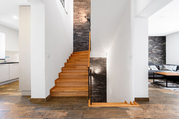 schodišťový prostor  - Pronájem domu 91 m², Praha 4 - Modřany