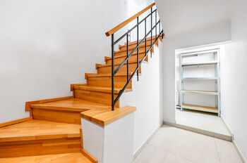 schodiště do suterénu se skladovacím prostorem  - Pronájem domu 91 m², Praha 4 - Modřany