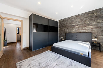 ložnice s vestavěnou skříní v patře  - Pronájem domu 91 m², Praha 4 - Modřany