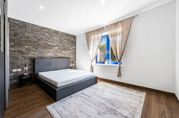 ložnice s vestavěnou skříní v patře  - Pronájem domu 91 m², Praha 4 - Modřany