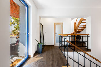 chodba v patře s výstupem na krytou terasu  - Pronájem domu 91 m², Praha 4 - Modřany