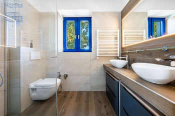 koupelna s WC a sprchovým koutem v patře  - Pronájem domu 91 m², Praha 4 - Modřany