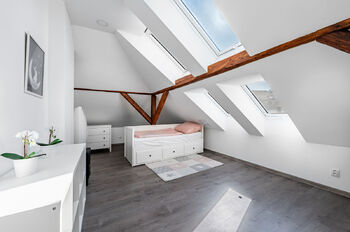 světlý dětský pokoj v podkroví domu  - Pronájem domu 91 m², Praha 4 - Modřany