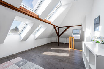 světlý dětský pokoj v podkroví domu  - Pronájem domu 91 m², Praha 4 - Modřany