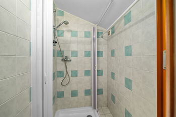 Sprchový kout - Prodej chaty / chalupy 80 m², Hlincová Hora
