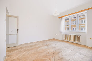 obývák je světlý a velký - Prodej bytu 2+1 v osobním vlastnictví 59 m², Praha 4 - Nusle