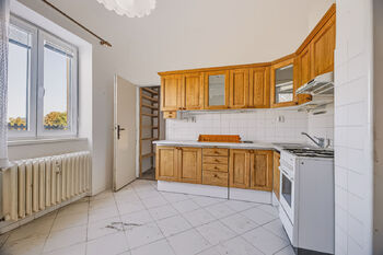kuchyně se spíží - Prodej bytu 2+1 v osobním vlastnictví 59 m², Praha 4 - Nusle