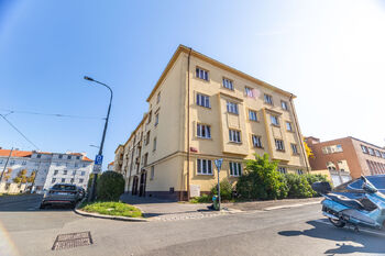cihlový dům je v klidné části  - Prodej bytu 2+1 v osobním vlastnictví 59 m², Praha 4 - Nusle 