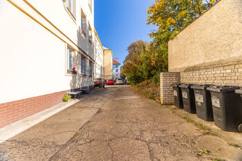 dvůr domu s parkováním - Prodej bytu 2+1 v osobním vlastnictví 59 m², Praha 4 - Nusle