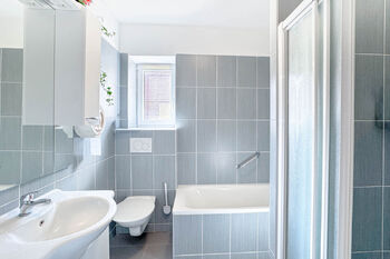 Koupelna v přízemí - Prodej domu 170 m², Čáslavsko