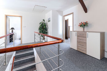 Chodba v patře - Prodej domu 170 m², Čáslavsko