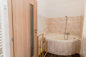 Koupelna v patře - Prodej domu 170 m², Čáslavsko