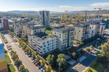 Dron - pohled na dům s terasou - Prodej bytu 4+kk v osobním vlastnictví 114 m², Praha 4 - Modřany