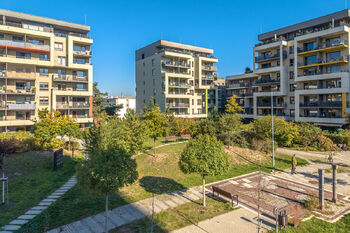 Pohled z vnitrobloku - Prodej bytu 4+kk v osobním vlastnictví 114 m², Praha 4 - Modřany