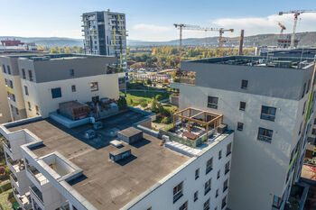 Dron - pohled na terasu - detail - Prodej bytu 4+kk v osobním vlastnictví 114 m², Praha 4 - Modřany