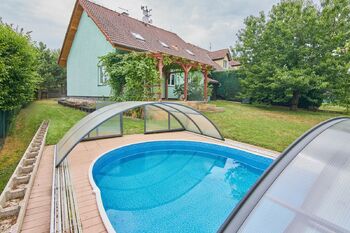 Bazén se zastřešením - Prodej domu 206 m², Chýnice 