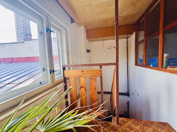 Chodba se schodištěm - Prodej domu 85 m², Želeč