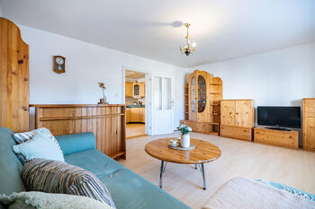 Obývací pokoj (spodní byt). - Prodej domu 135 m², Černovice 