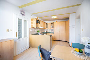 Kuchyně (spodní byt). - Prodej domu 135 m², Černovice
