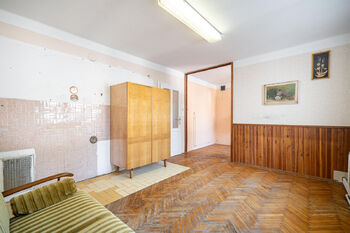 Obývací pokoj + možné umístění KK (vrchní byt). - Prodej domu 135 m², Černovice