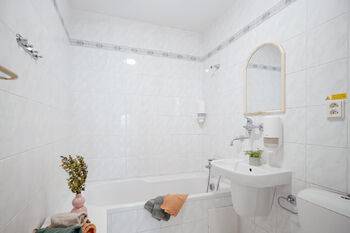 Koupelna (vrchní byt). - Prodej domu 135 m², Černovice