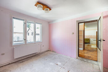 Průchozí pracovna (vrchní byt). - Prodej domu 135 m², Černovice
