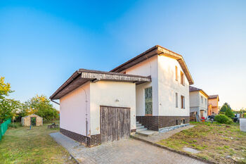 Pohled na dům z ulice. - Prodej domu 135 m², Pištín