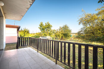 Výhled z balkonu do zahrady. - Prodej domu 135 m², Pištín