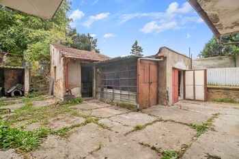 Pohled na garáž a vedlejší stavby - Prodej domu 126 m², Kamenný Most